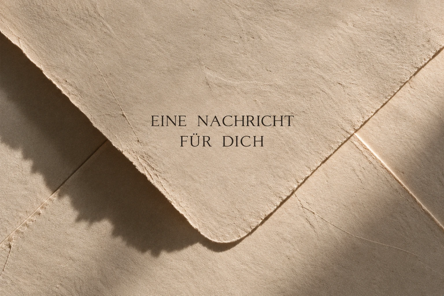Briefumschlag aus Büttenpapier mit der Aufschrift «Eine Nachricht für dich»